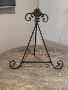 Decorative Metal Fleur-de-Lis Easel Stand in Dark Bronze